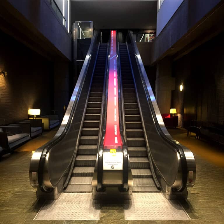affichage-evenement-escalier-roulant-hotel-bonaventure-montreal