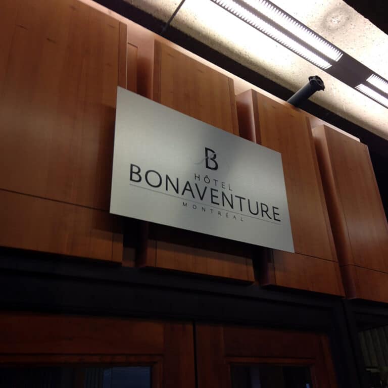 enseigne-alupanel-metal-brosse-hotel-bonaventure-montreal